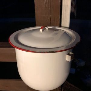 Enamel Pot with Lid and Handle